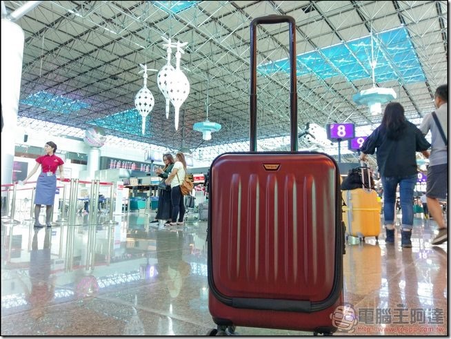 一個行李在機場大廳