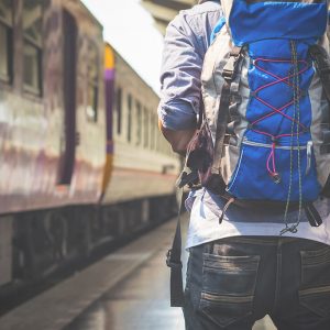 到機場交通方式：背包客搭火車