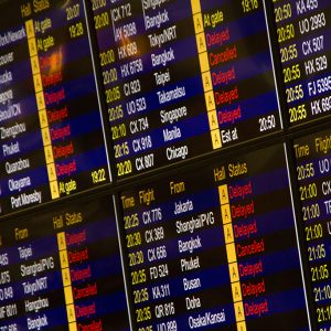 班機延遲，表訂航班表都是紅字