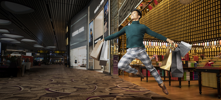 在新加坡樟宜機場,一個手提五個購物袋的男子,開心的飛躍了起來