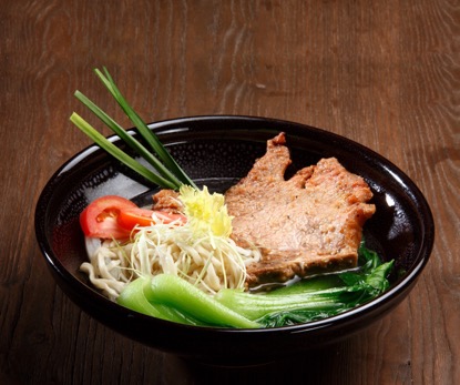 桃園機場美食餐廳:黑碗呈裝的古典波隆那豬丁骨細麵