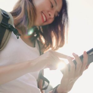 WiFi分享器：女性使用手機連線網路暢行無阻