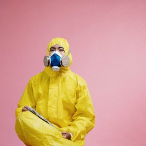 男子穿防護衣戴防病毒口罩