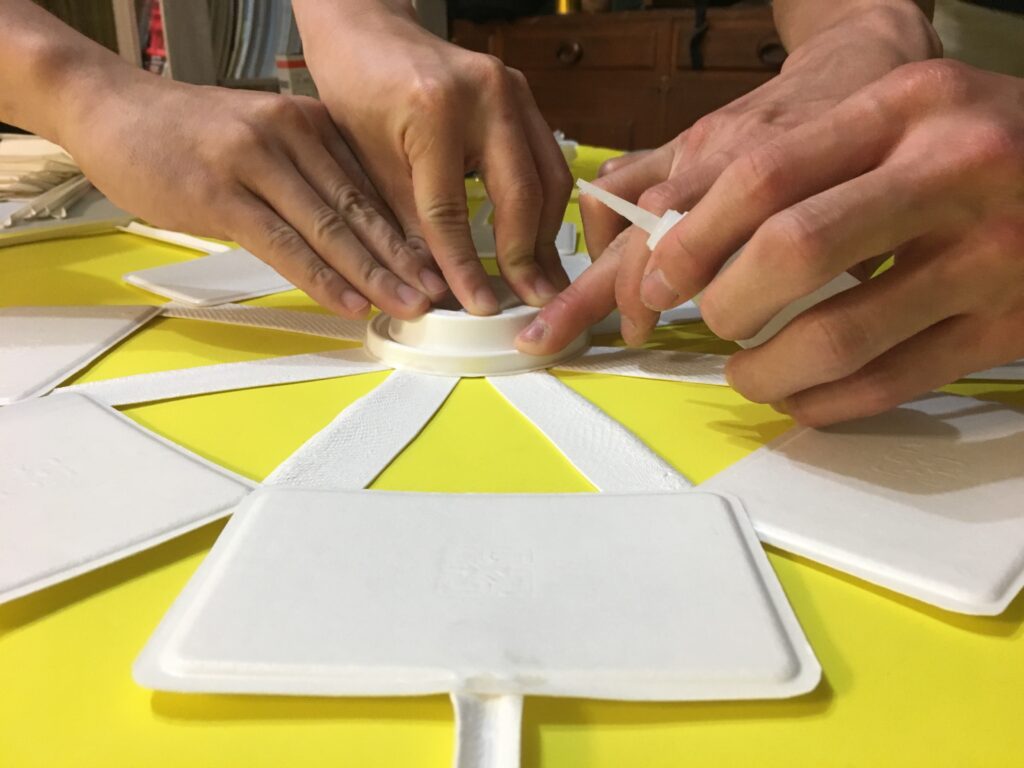 文化銀行團隊利用回收紙漿再製的紙製品,研發出台灣第一顆全紙天燈