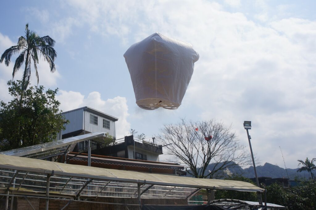 試飛成功_環保天燈逐漸升空(1)